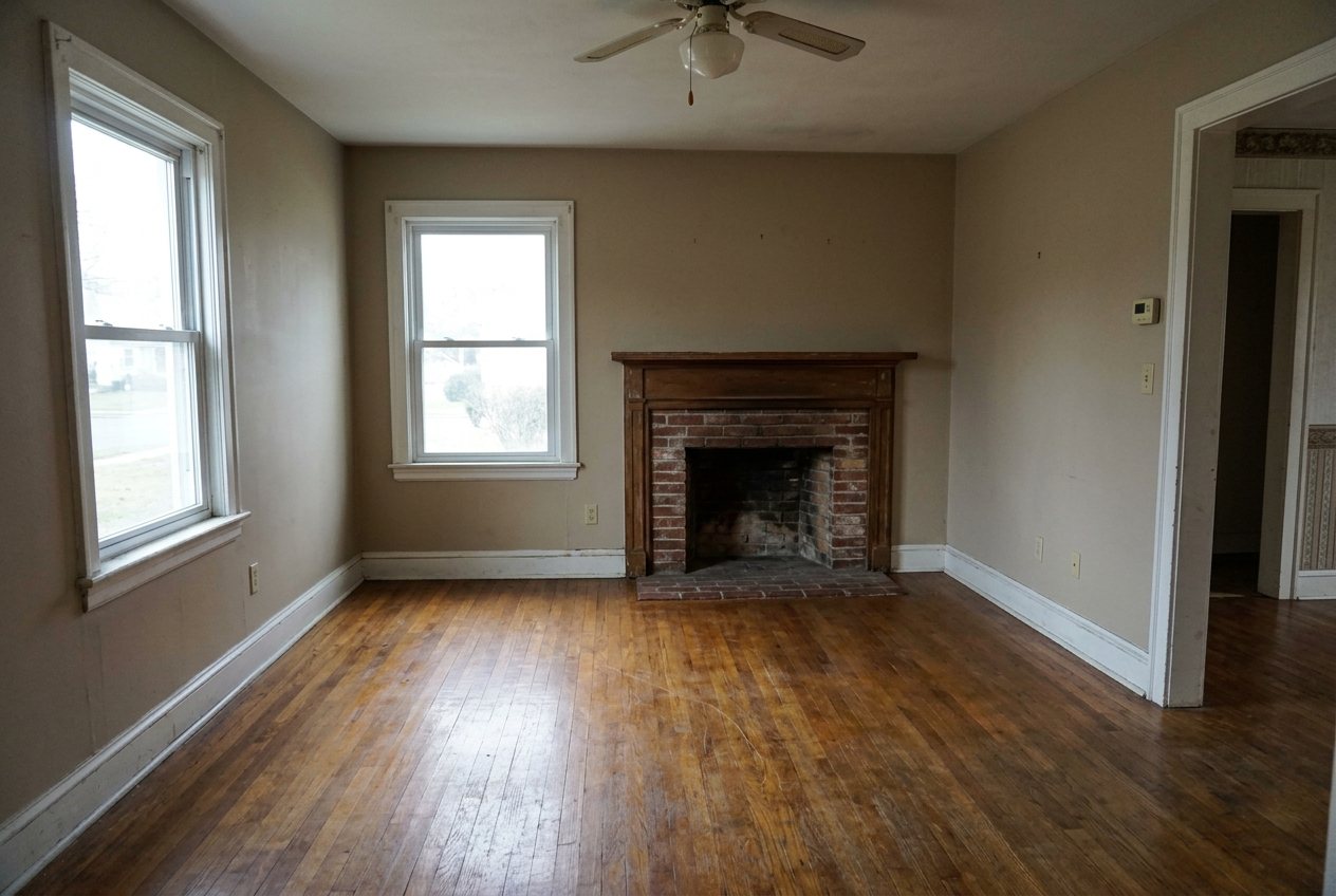Empty living room, original photo